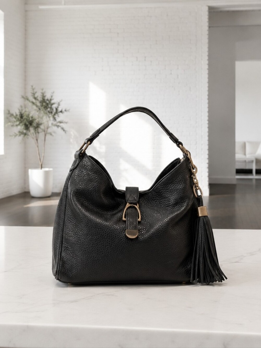 G.I.L.I black solid leather hobo bag